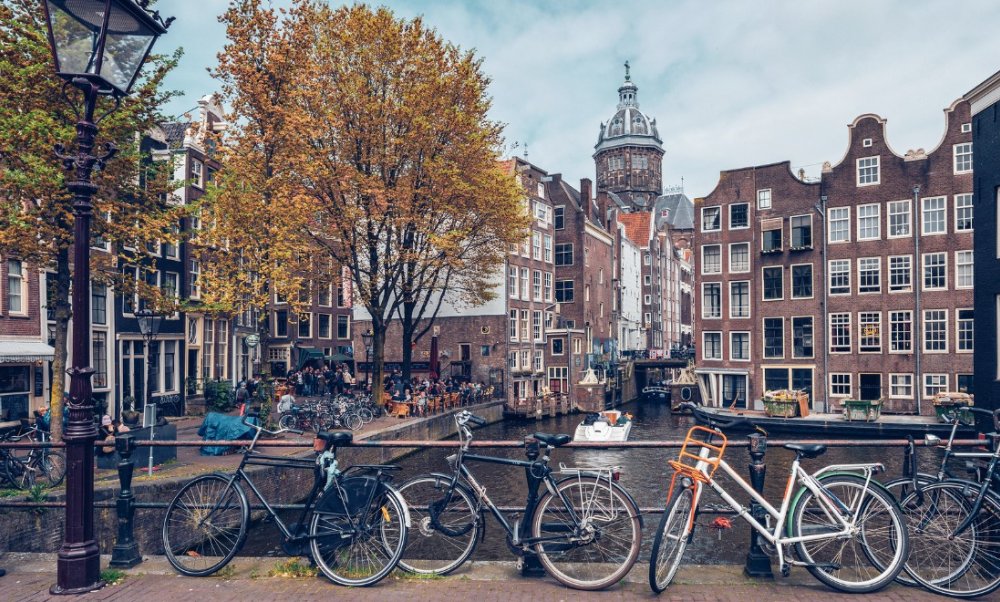 Amsterdamul o ia pe urmele Veneției. Localnicii se declară deranjați de turismul masiv. Ce măsuri au fost luate