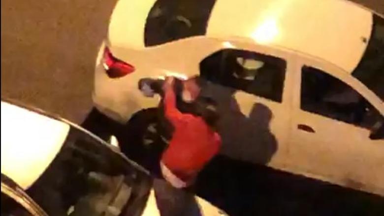 VIDEO: Un bărbat surprins pe stradă fără declarație a fost bătut crunt de un polițist