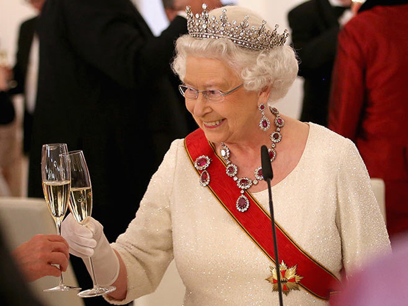 Regina Elisabeta a II-a a Marii Britanii a împlinit 94 de ani