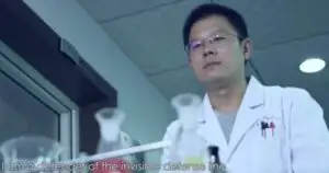 Teoria conspiraţiei! Un virusolog chinez, filmat cum captura lilieci în zona Wuhan în căutare de viruşi necunoscuţi VIDEO
