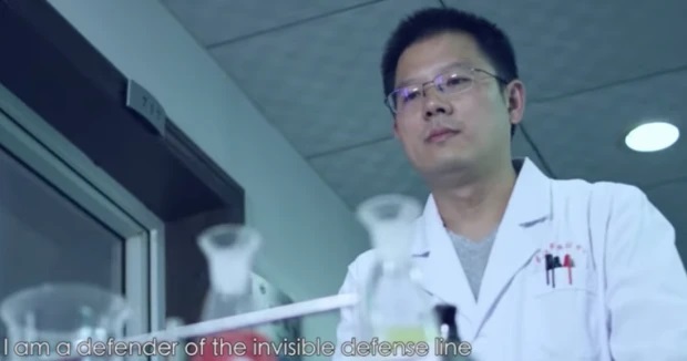 Teoria conspiraţiei! Un virusolog chinez, filmat cum captura lilieci în zona Wuhan în căutare de viruşi necunoscuţi VIDEO