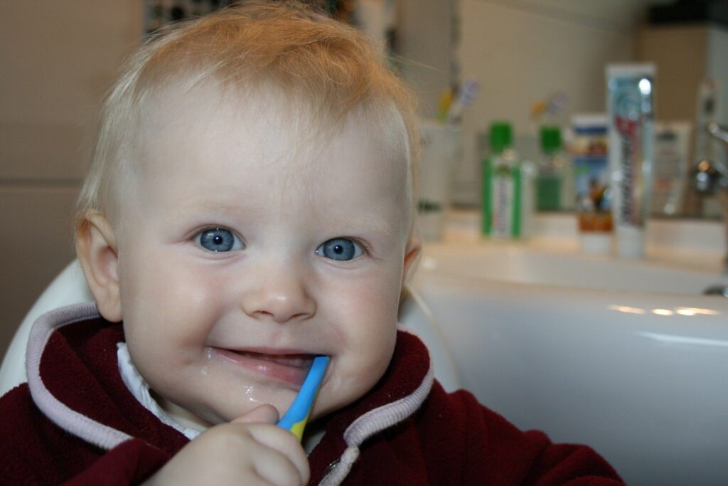 Mic ghid de „supraviețuire” când copilului îi apar primii dințișori