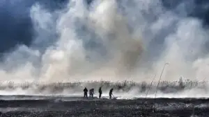 Incendiul care a poluat Capitala nu a fost stins! Focul arde de trei zile. Când vor putea bucureştenii deschide iarăşi geamurile