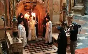 Lumina Sfântă de la Ierusalim s-a aprins în Biserica Sfântului Mormânt! Când va fi adusă în România VIDEO cu minunea