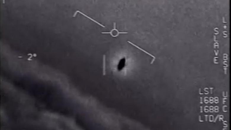 Imagini VIDEO secrete cu OZN-uri, declasificate de Pentagon! Obiecte de zbor neidentificate, surprinse de piloții americani