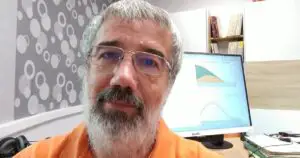 Ce spun graficele despre viitorul României? László Szőke explică greșelile făcute în lupta cu epidemia
