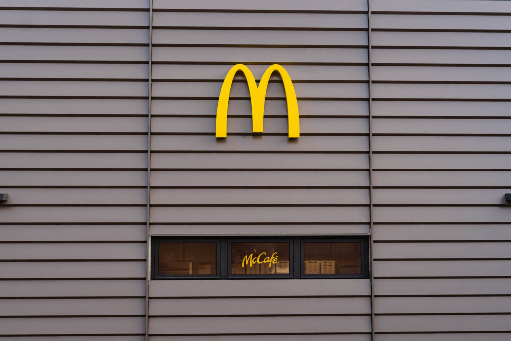 McDonald’s se adaptează noilor cerințe impuse de epidemie. Cum pot fi produsele luate la pachet