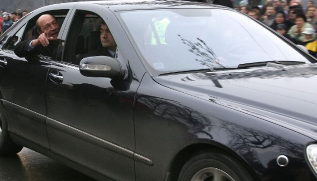 Breaking news! Coloana oficială a lui Traian Băsescu, implicată într-un accident în București (SURSE)