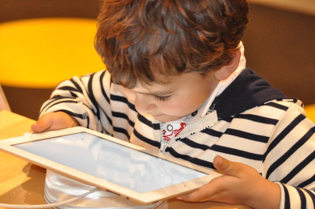 Copilul tău petrece mult timp în fața ecranelor? Care sunt urmările și cum poți controla acest lucru