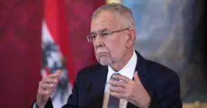 Președintele Austriei nu a respectat restricțiile impuse. Cum l-au prins polițiștii