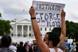 Protest în fața Casei Albe. Sute de oameni, împotriva modului în care reacționează poliția