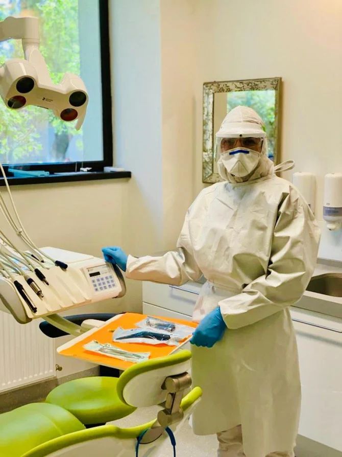 Pandemia modifică regulile de la dentist. Stomatologii, echipați ca pentru plecarea pe Marte