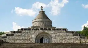 Gafă impardonabilă de Ziua Eroilor în România! Au pus flori la mormintele rușilor: Să vă fie rușine!