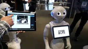 Belgia a dat undă verde patrulelor de roboți. Pot verifica temperatura și dacă porți masca de protecție. VIDEO