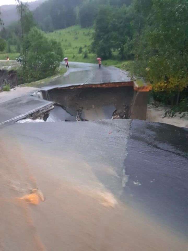 Inundațiile au făcut prăpăd în România! Mai multe drumuri naționale sunt închise. Cum se circulă pe autostrăzi