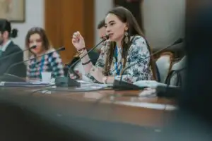 Tânăra care a făcut plângere împotriva lui Colo, amenințată cu moartea de fani