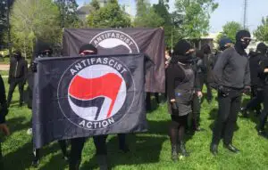 Trump vrea să declare Antifa drept o grupare teroristă. Care este istoria acestei mişcări