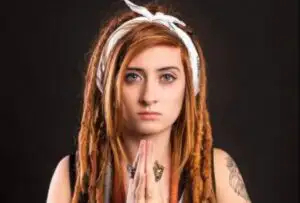 O vloggeriță faimoasă din România a fost bătută crunt: Șchiopătam şi nici nu ştiam ce şi unde mă duc