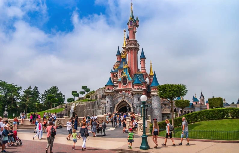 Disneyland Paris se redeschide progresiv după patru luni. Ce reguli vor fi impuse de administratori