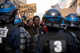 Protest în Franța. Polițiștii se revoltă după ce s-a anunțat renunțarea la tehnica de arestare prin „strangulare”