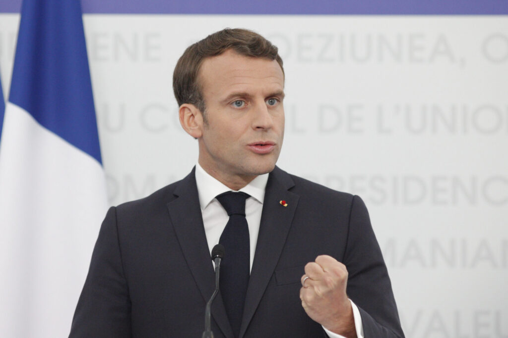 Emmanuel Macron a modificat drapelul francez. Are preşedintele francez această putere?