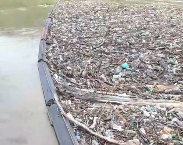 Râul Jiu, sufocat de gunoaie! S-a format un adevărat baraj de deşeuri (VIDEO)