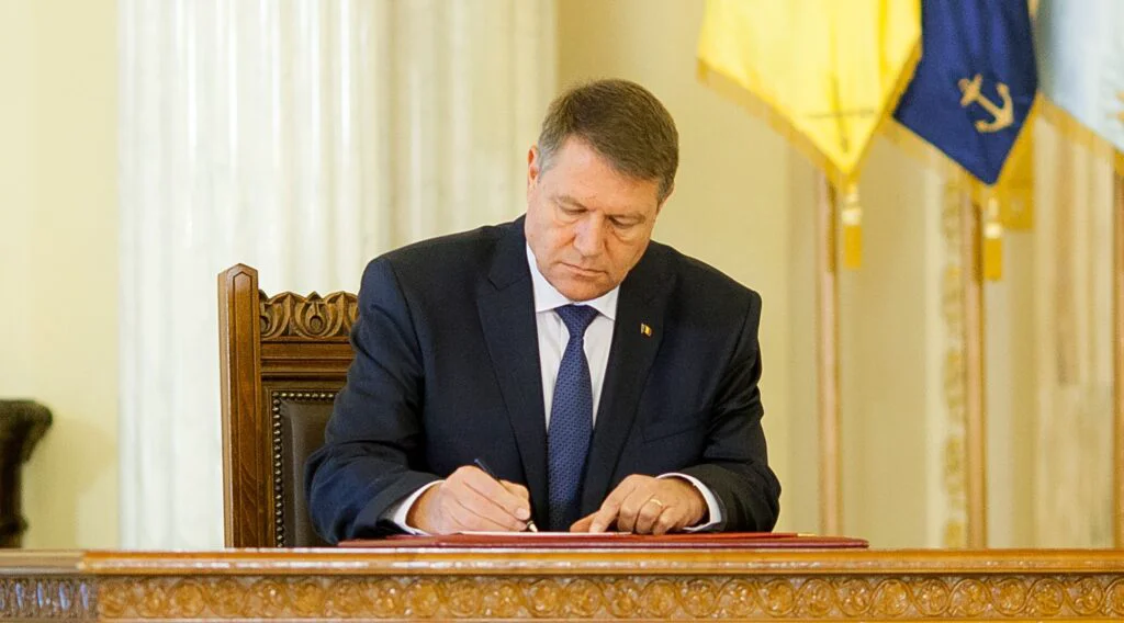 Klaus Iohannis tocmai a semnat decretul! I-a eliberat pe toți din funcție. Au intrat la pensie
