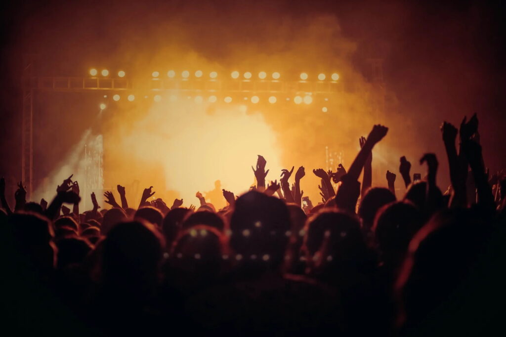 De ce festivalurile de muzică și alte evenimente funcționează pe principiul „fără bani gheață”?