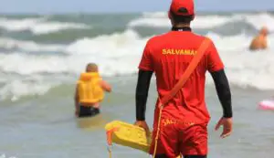 Adio respiraţie gură la gură! Salvamarii nu mai pot salva astfel turiştii. Cum vor putea oferi primul ajutor. VIDEO