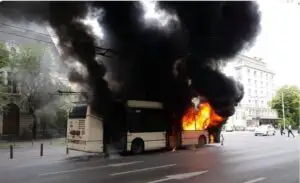 Panică în Capitală! Un troleibuz a luat foc în mers. Intervenție în forță