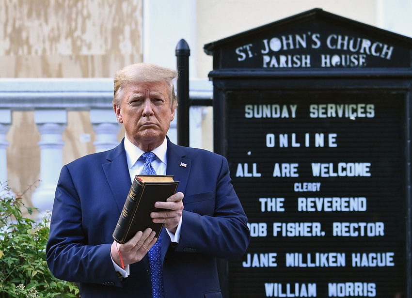 Ultima ispită a lui Trump. Preşedintele Statelor Unite ameninţă cu Biblia în faţa bisericii