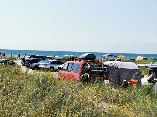 Avertismentul autorităților! Amenzi de mii de lei pentru campare ilegală şi pentru accesul cu maşinile pe plajele de la Vadu şi Corbu