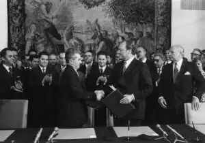 Ce le-a dat Ceaușescu nemților pentru haina de nurcă primită de tovarășa