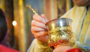 Decizie surpriză a BOR privind împărtășania în pandemie! Ce a anunțat Patriarhia Română