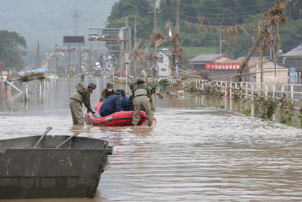 Ploile devastatoare din Japonia se deplasează spre nord, în timp ce milioane de persoane au trebuit evacuate