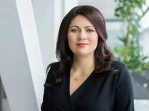 Studiu EY: Diferențe majore între sectorul public și cel privat privind utilizarea inteligenței artificiale