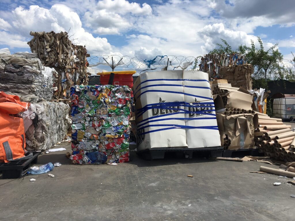 Cum se reciclează gunoaiele în România? Reportaj video cu masca pe nas