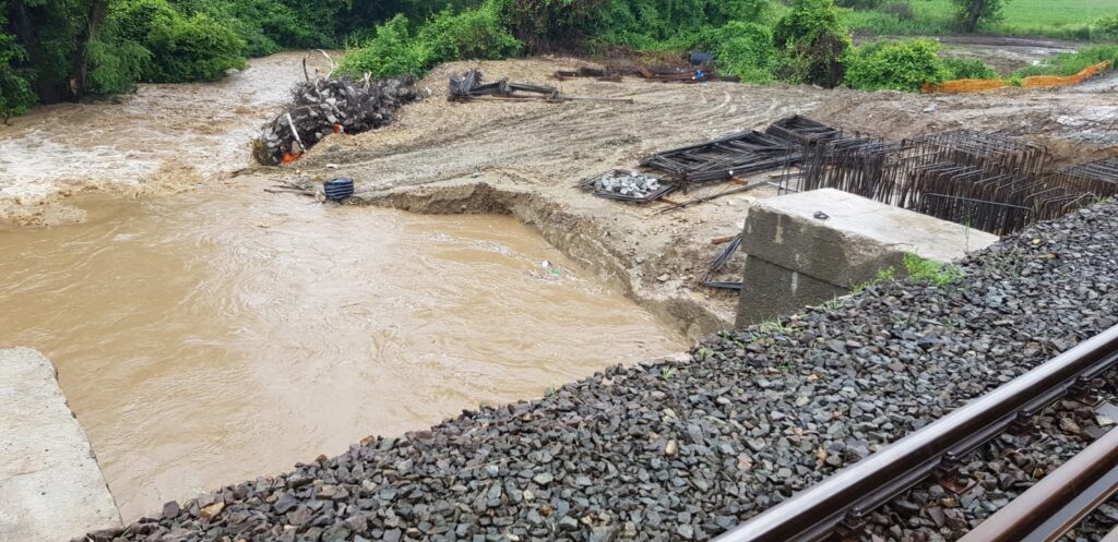 Inundațiile au „bruiat” lucrările la calea ferată care va lega România de Vestul Europei
