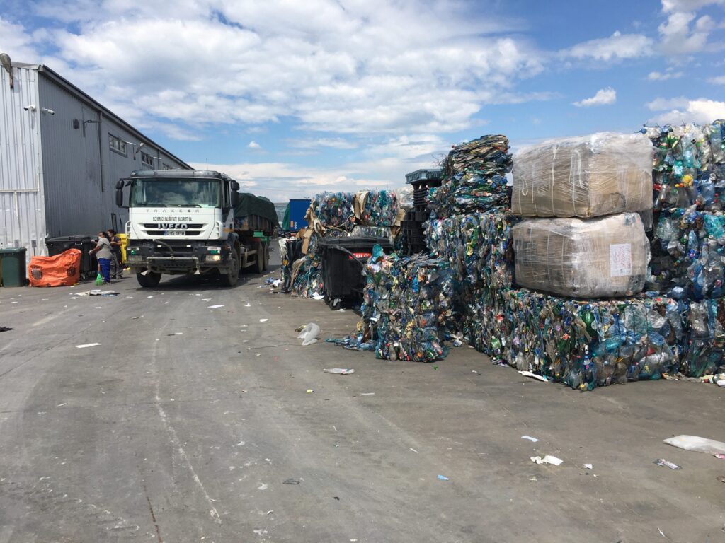Problemele care minează colectarea selectivă a deșeurilor în România. Reportaj la Ștefănești, Ilfov