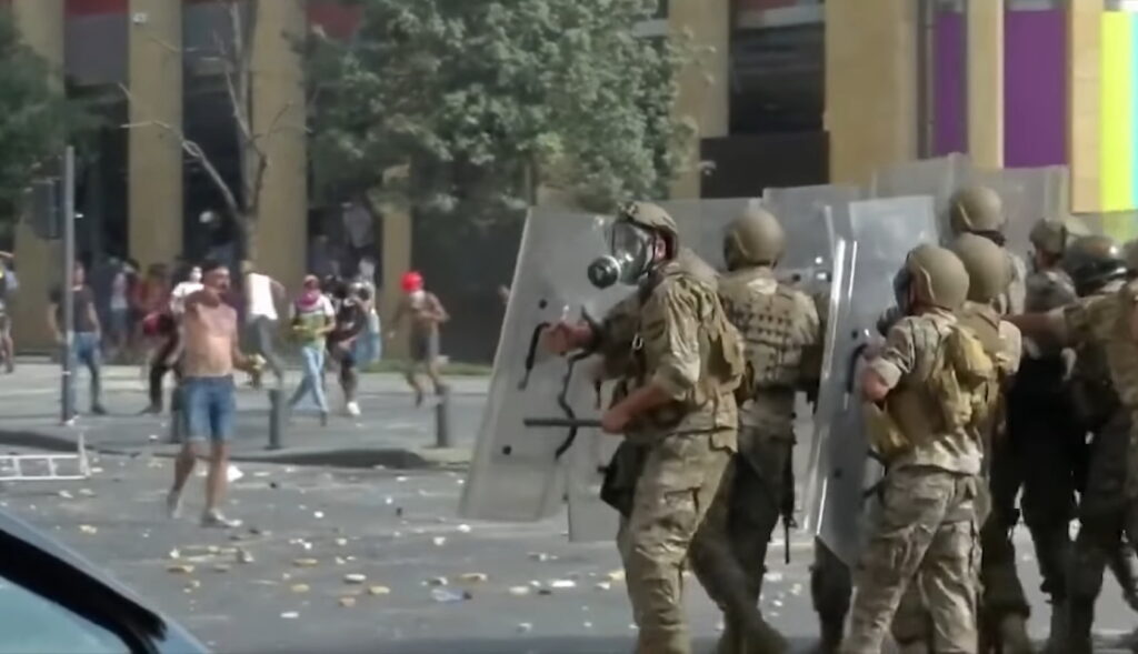 Proteste violente în Liban: manifestanţii furioşi contestă puterea. Doi miniştri şi-au înaintat deja demisia (VIDEO)
