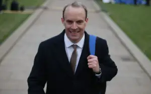 Gafă de proporții. Garda de corp a ministrului britanic al Afacerilor Externe și-a uitat arma în avion