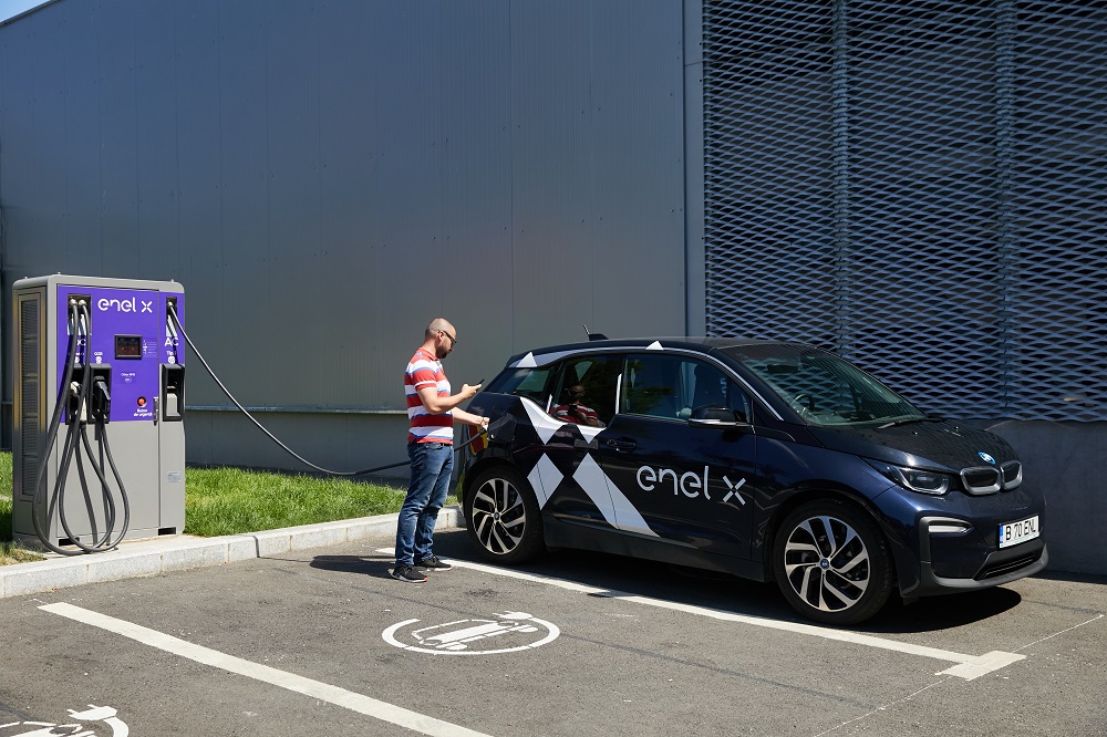 Parteneriat OMV Petrom şi Enel X: staţii de reîncărcare rapidă pentru maşinile electrice în benzinăriile grupului