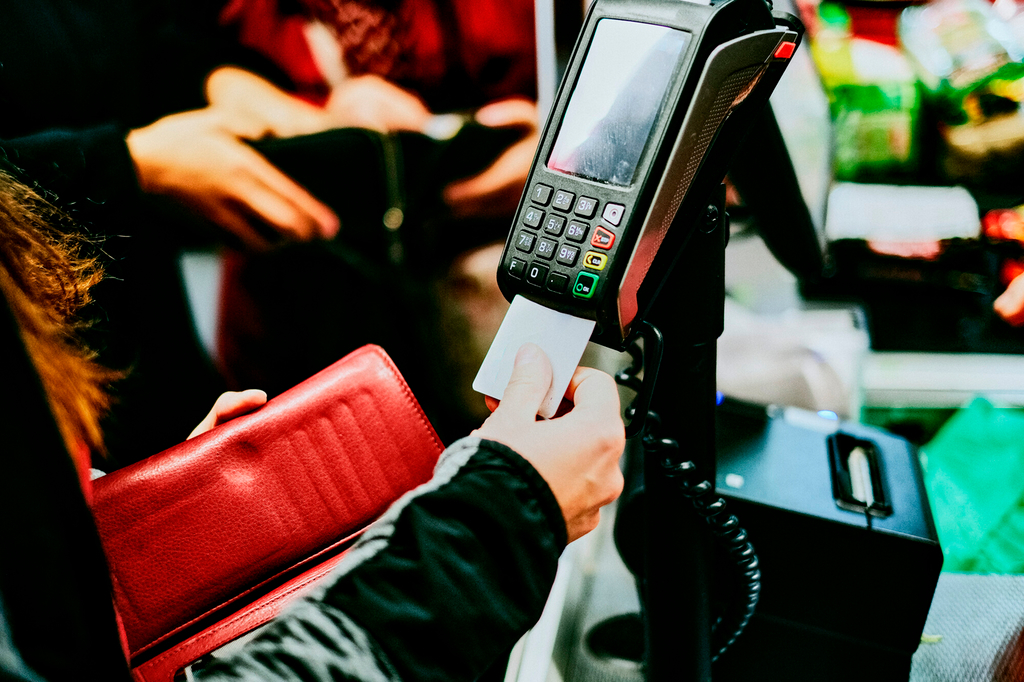 Românii își schimbă obiceiurile de plată: Patru din zece preferă să plătească cu telefonul mobil