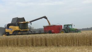 tractor combina fermieri agricultura
