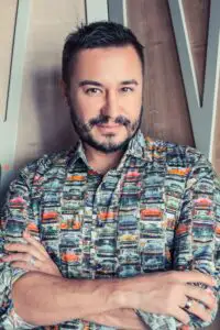 Adrian Perjovschi anunță beauty-trendurile 2021. Călătorie virtuală în jurul lumii (FOTO)