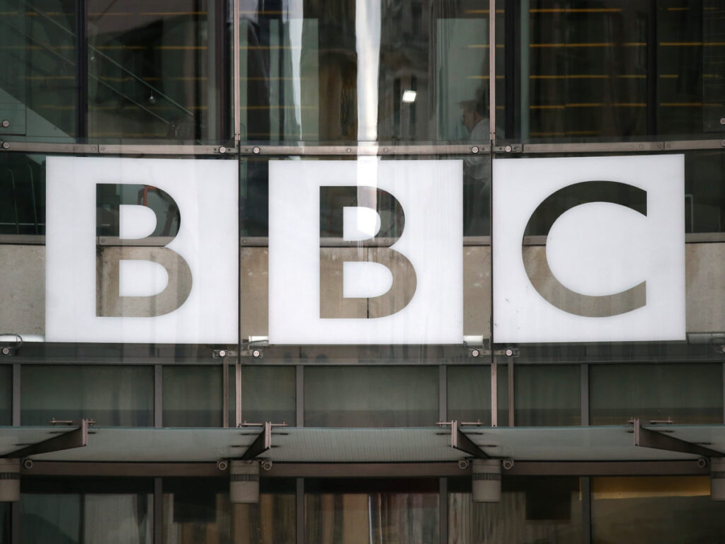 BBC are de-a face cu o situație dificilă. A anunțat un plan drastic de transformare din cauza situației financiare