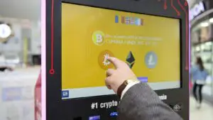 Revoluție la bancomate! Noi facilități pentru posesorii de carduri