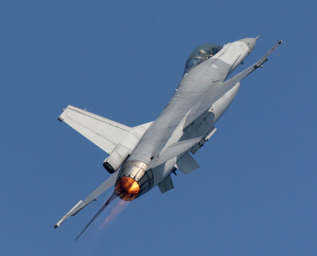 România îşi pune la dispoziţie avioanele F-16 pentru piloţii ucraineni