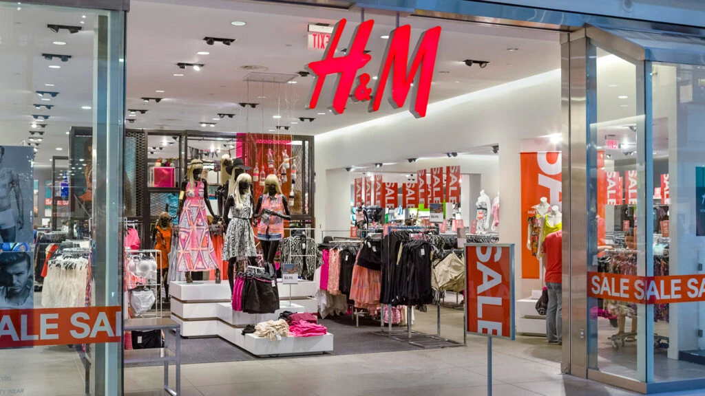 Lovitură pentru H&M! Amendă de peste 30 de milioane de euro pentru spionarea angajaților