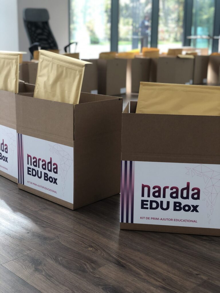 EduBox, kit de prim-ajutor educațional oferit de Narada la inițiativa unor lideri din comunitate și cu sprijinul financiar al Ambasadei SUA